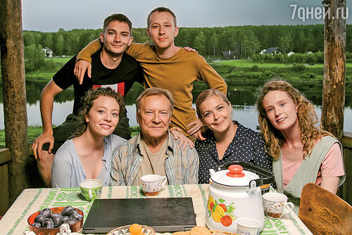 С Никитой Павленко, Семеном Трескуновым, Катериной Беккер, Сергеем Шакуровым и Монеточкой на съемках фильма «Родные». 2020 г.