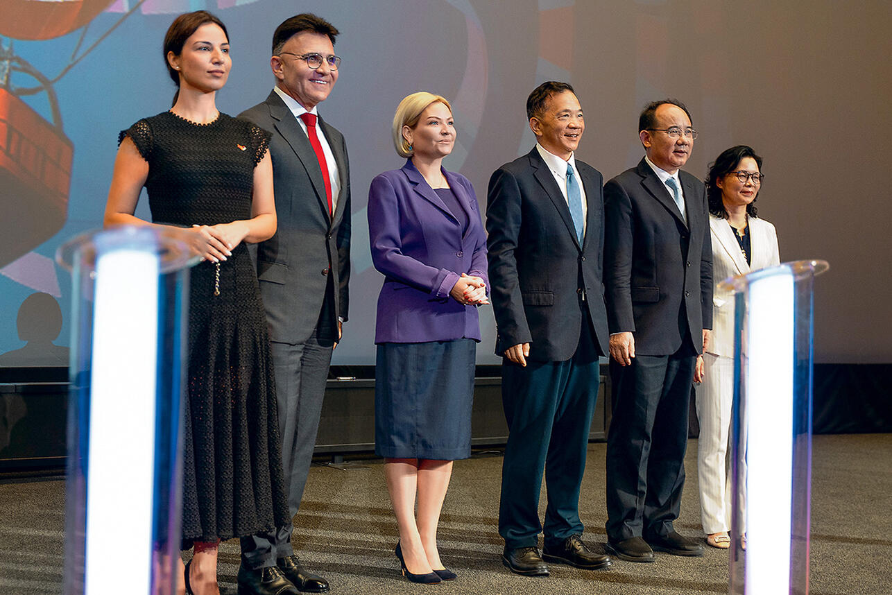 Эльза Антонова, Александр Жаров, Ольга Любимова, Шэнь Хайсюн, Мао Юй и Чжан Сюйс