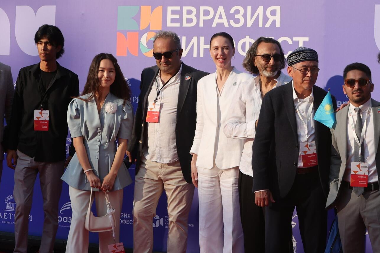Председатель Совета АНО «Евразия» Алена Аршинова и президент фестиваля Джаник Файзиев с участниками — в этом году свои фильмы представили кинематографисты 25 стран