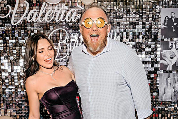 Ивлев поздравил жену на Мальдивах