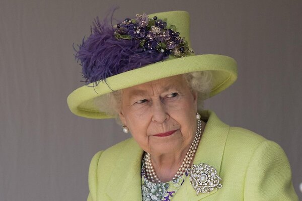 Стало известно, что королева подарила принцу Гарри и Меган Маркл