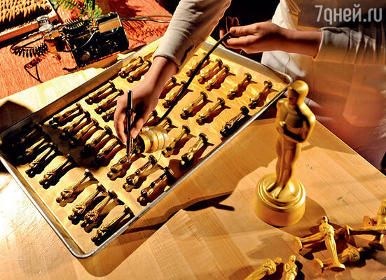 Шоколадные «Оскары» покрывают специальной пищевой краской. 2014 г.