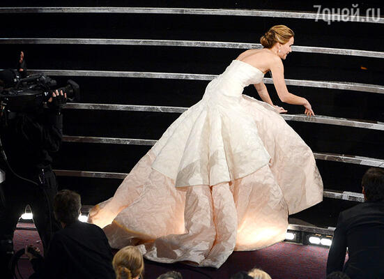 Дженнифер Лоуренс чуть не получила травму, спеша забрать свой «Оскар» за роль в фильме «Мой парень — псих». 2013 г.