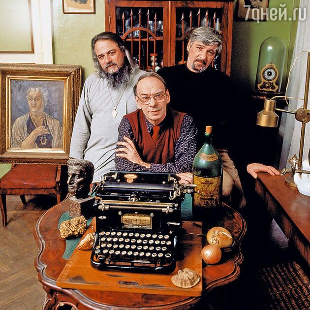 Братья (слева направо) Михаил Ардов и&nbsp;Борис Ардов. Сидит:&nbsp;Алексей&nbsp;Баталов