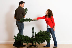 Хвойное спа: зачем мыть искусственную елку перед Новым годом