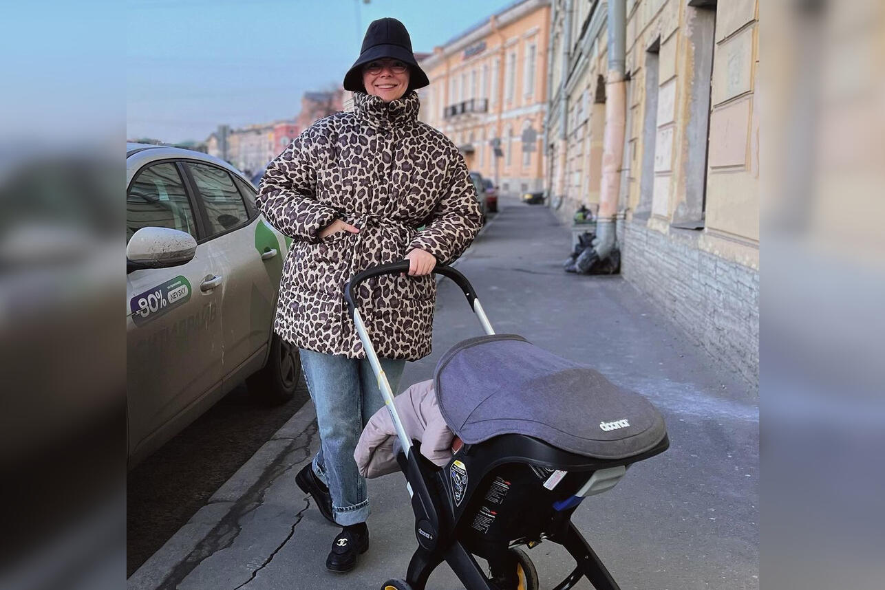 Татьяна Брухунова с дочкой на прогулке