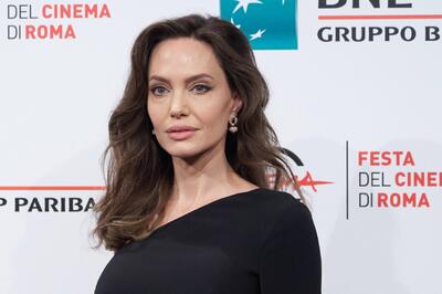 Настоящая пьяная драка: в СМИ попали новые подробности столкновения Анджелины Джоли и Брэда Питта  