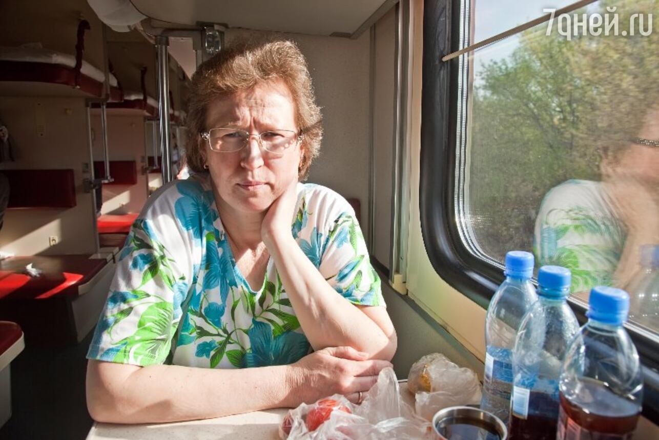 Женщина в поезде обедает