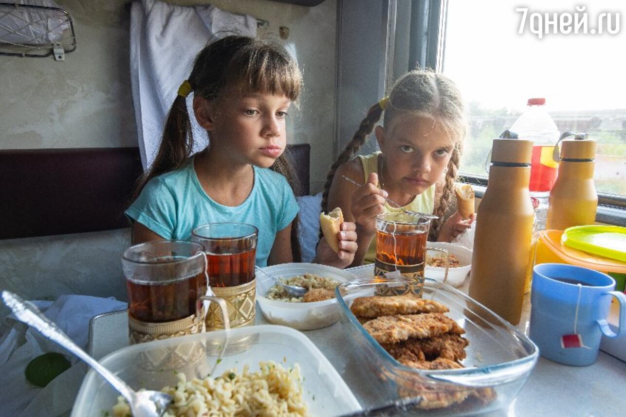 Семья обедает в поезде во время поездки