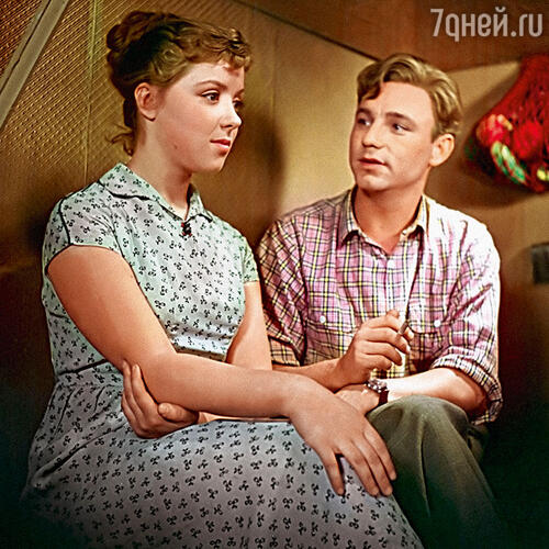 «Алла с Колей попросили свою подругу Свету раскрыть Алене тайну ее рождения. Она выслушала ее спокойно и сказала: «Теть Свет, это ничего не меняет, и папа у меня один» Николай Рыбников со Светланой Карпинской в фильме «Девушка без адреса». 1957 г.