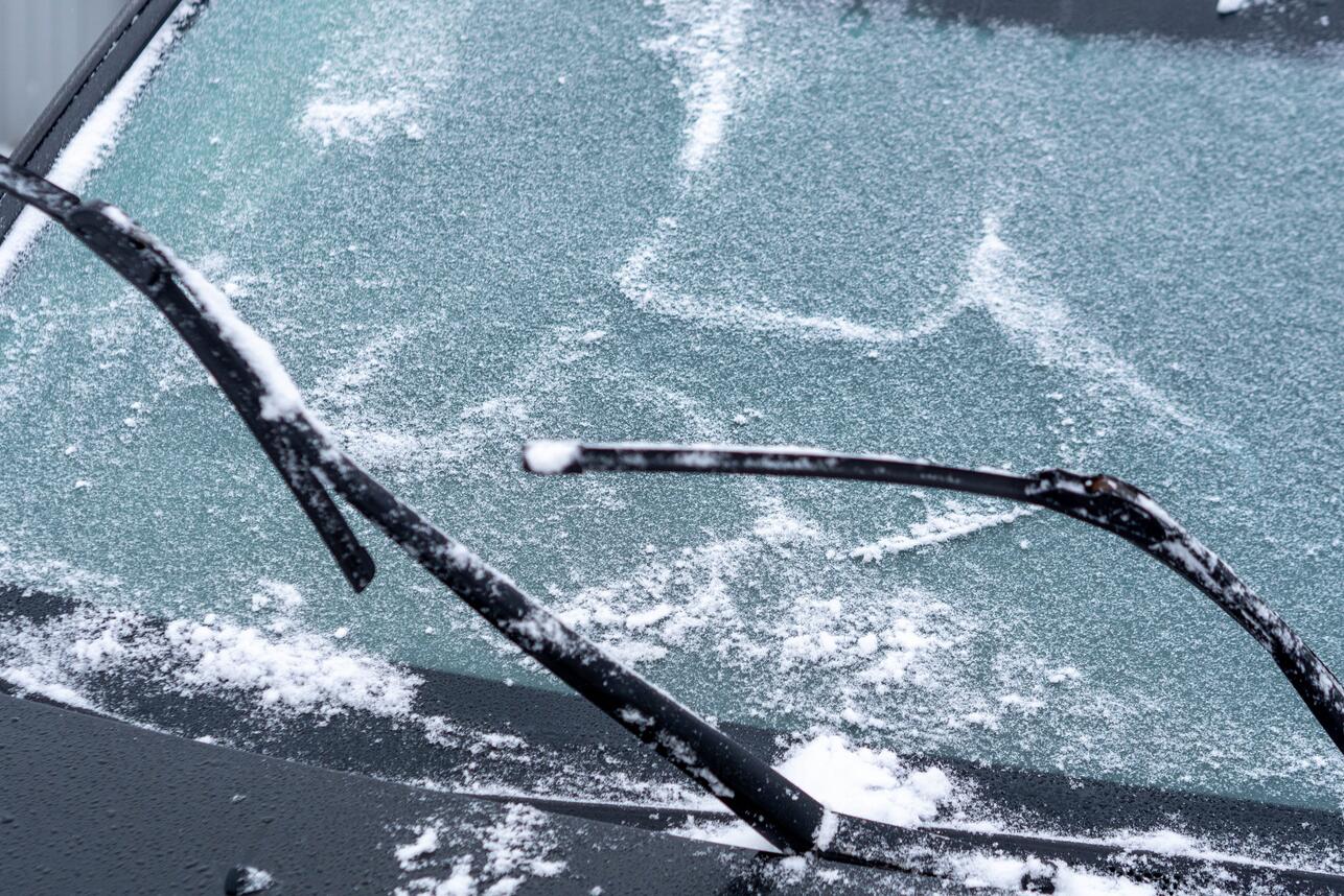 Спасение для автомобилистов: как избежать намерзания льда на лобовом стекле