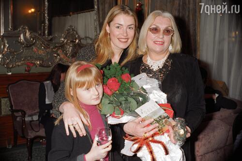 Лидия Федосеева-Шукшина (справа) с дочерью Марией и внучкой Аней, 1996 г.
