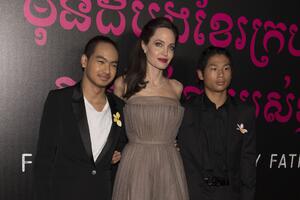 Анджелина Джоли в слезах простилась с сыном