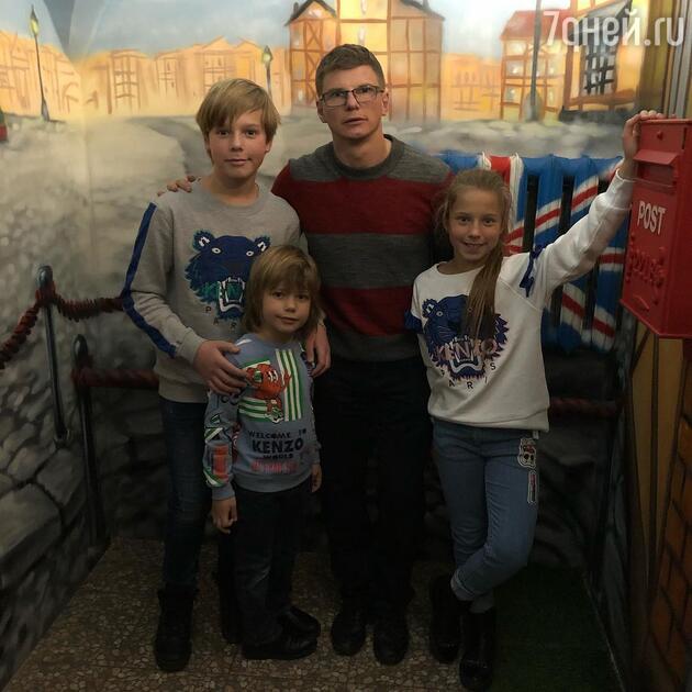Андрей Аршавин с детьми: Яной, Артемом и Арсением