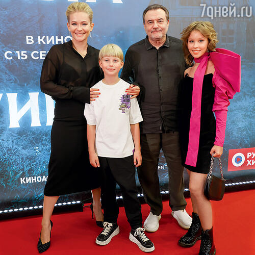 Юлия Пересильд и Алексей Учитель с дочками — Марией и Анной
