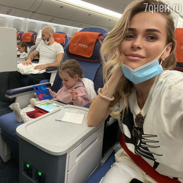 Анна Хилькевич с мужем и детьми