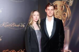Павел Табаков впервые за долгое время вышел в свет с возлюбленной