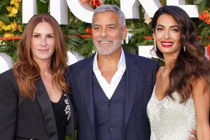 Джордж Клуни появился на мероприятии с двумя женщинами сразу