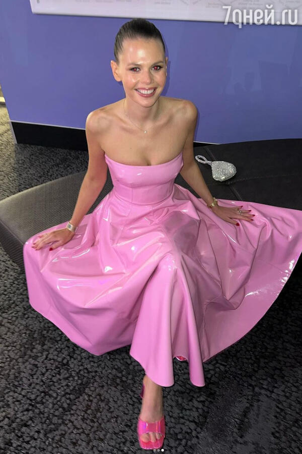 Племянница Николь Кидман в розовом платье