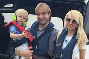 Яна Рудковская с мужем и сыном улетела на Сейшельские острова