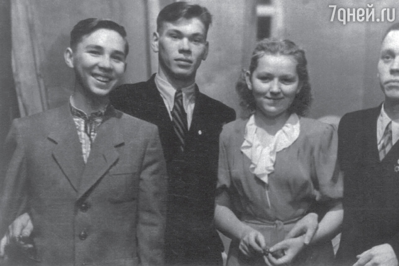 С однокурсниками Ивановского химико-технологического техникума. 1950-е годы