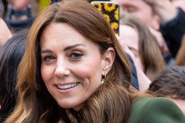Больше не прячется: Кейт Миддлтон появилась на публике  