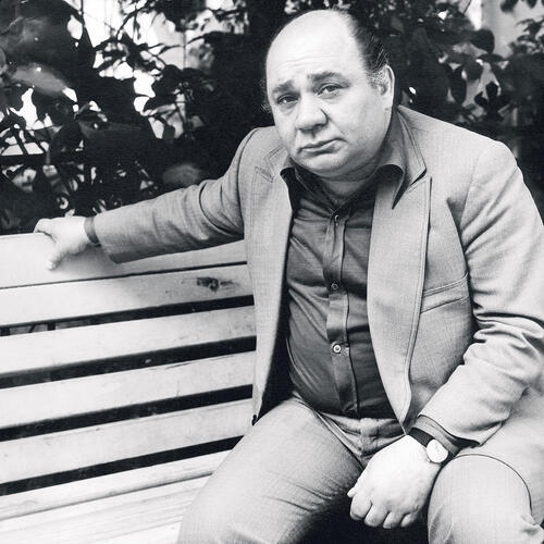 Комичность вообще всегда и во всем преследовала Леонова. А он страдал из-за того, что его вечно воспринимают только как комика, обожал серьезную драматургию, мечтал сыграть короля Лира, Отелло...
