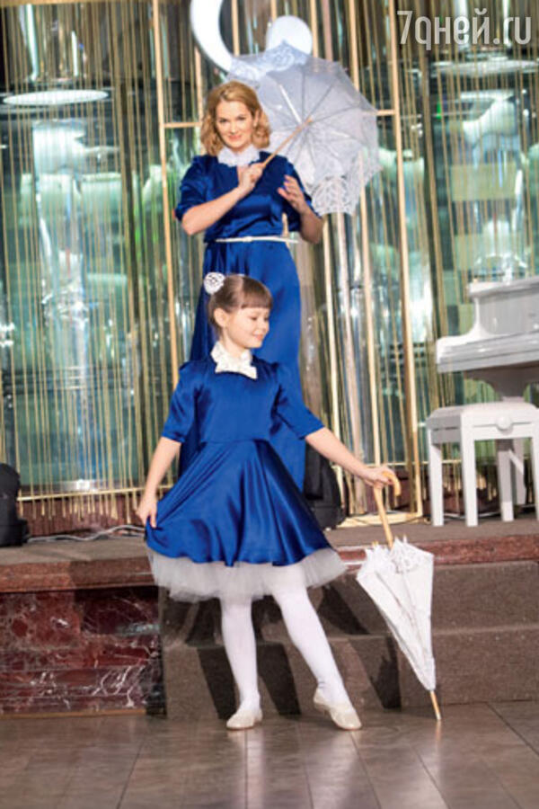 Мария Порошина  с дочкой Серафимой на презентации коллекции Любови Тихомировой «КакМама»