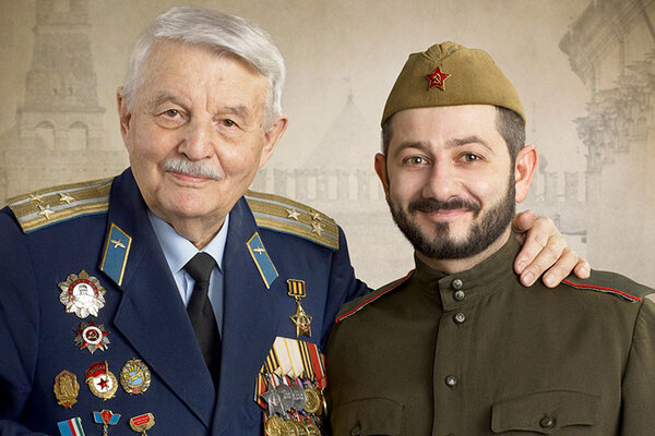 Михаил Галустян и Чулпан Хаматова сфотографировались с ветеранами