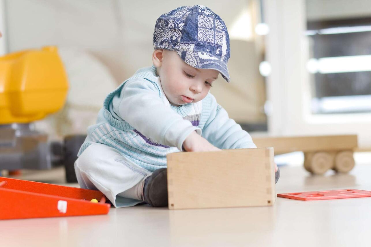 Весенняя сенсорная коробка: чем ее наполнить для развития мелкой моторики