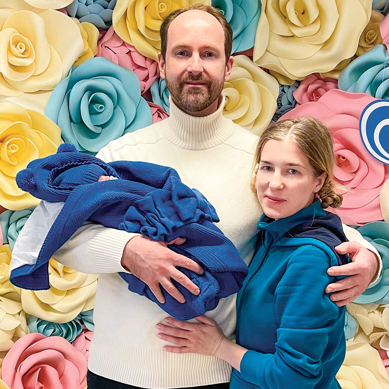 Тарасов показал новорожденного сына