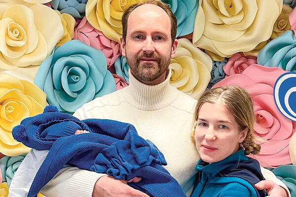 Тарасов показал новорожденного сына