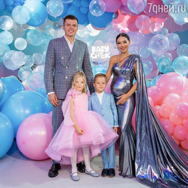 Валерия и Артем Чекалины с детьми Валерия и Артем Чекалины с детьми