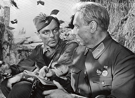 Лавров и Папанов в фильме «Живые и мертвые». 1963 год