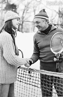 С внучкой Олей на теннисном корте. 2000-е годы