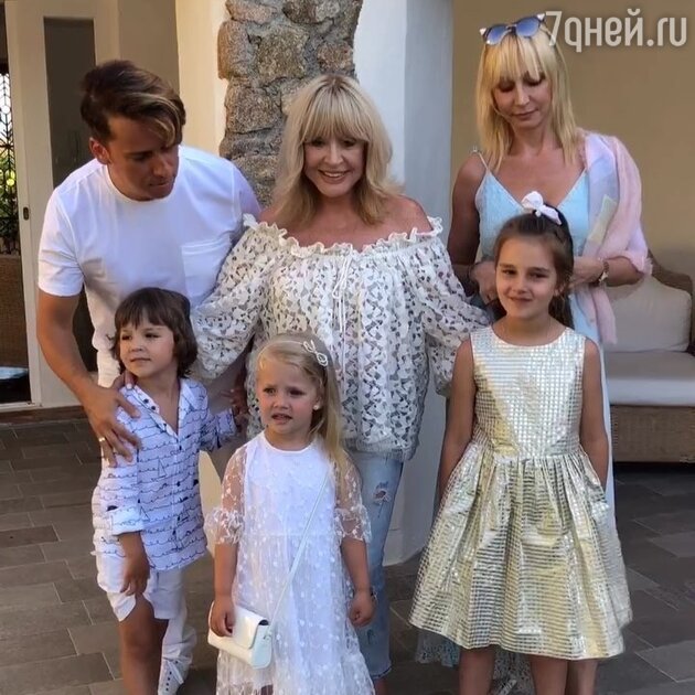 Алла Пугачева с мужем Максимом Галкиным, детьми Кристиной Орбакайте, Лизой и Гарри, а также с внучкой Клавдией