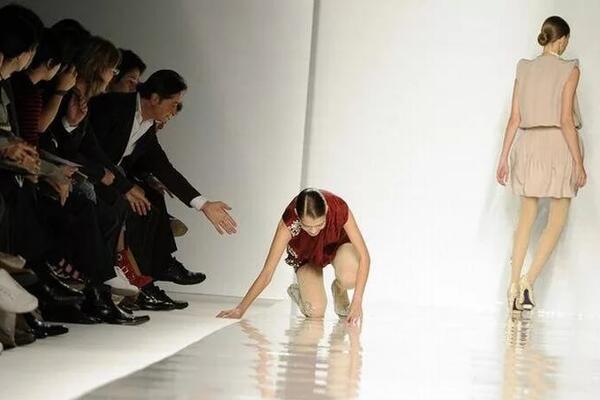 Топ-10 падений моделей на подиуме