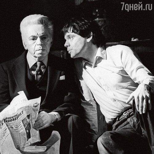 Костя активно набирал молодых
актеров. Аркадий Райкин, видя
новое лицо в театре, спрашивал
сына: «А кто это?» — «Пап, ты что, не
помнишь? Сам же его принимал!»
