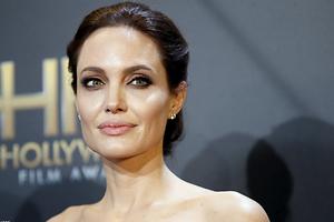 Анджелина Джоли лечится от стресса шопингом