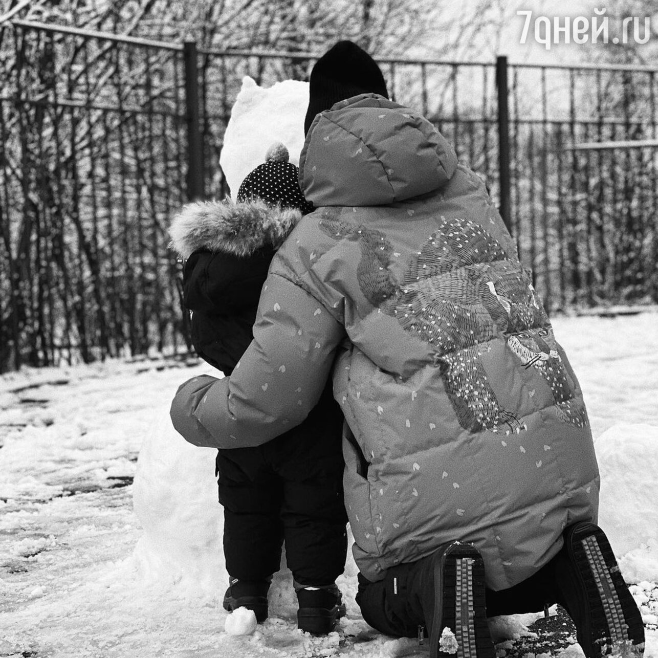 Саша Савельева с сыном Леоном на прогулке