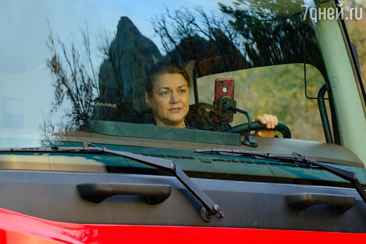 Уколова и Епифанцев выяснят отношения за рулем фуры в комедии «Дальнобойщица». Фото