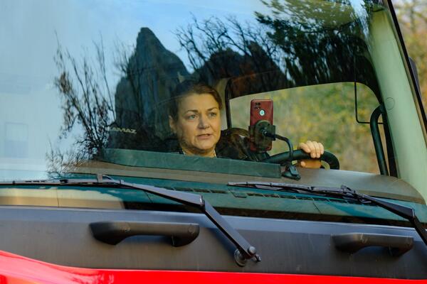 Уколова и Епифанцев выяснят отношения за рулем фуры в комедии «Дальнобойщица»