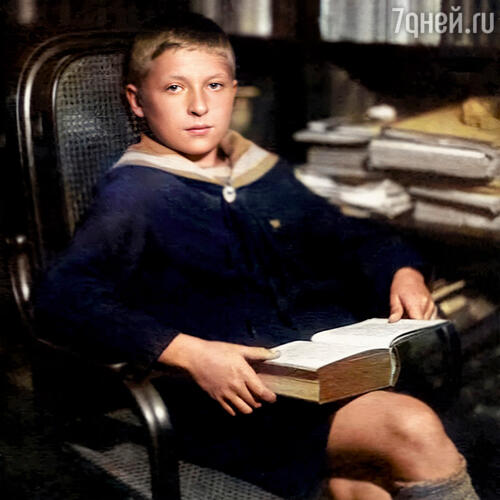 В 1927-м родился сын, которого назвали романтичным именем Эдгар (дома он был Гариком). Спустя шестнадцать лет Эдгар, получая паспорт, изменит надоевшее претенциозное имя на Игоря — и, возможно, этим изменит судьбу...