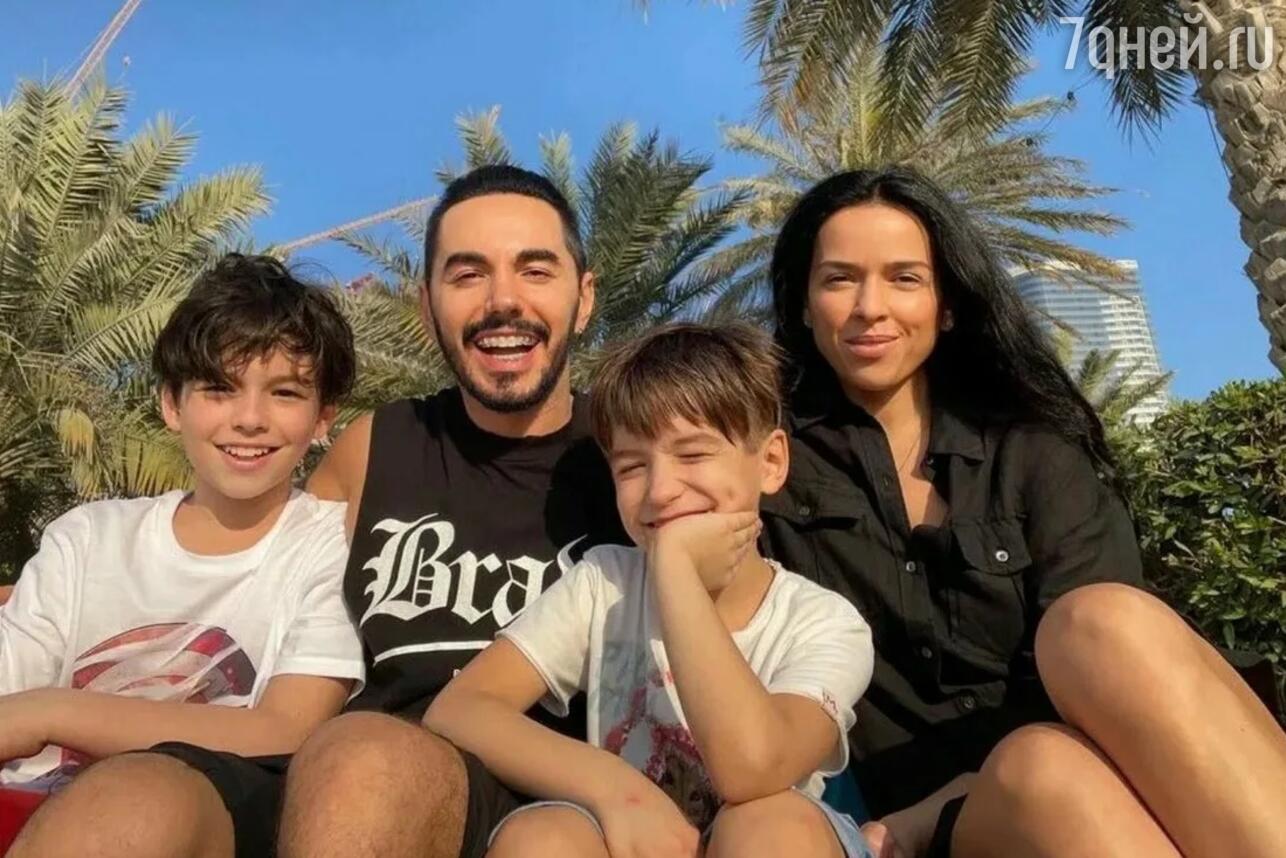 Тимур Родригез с бывшей женой и детьми