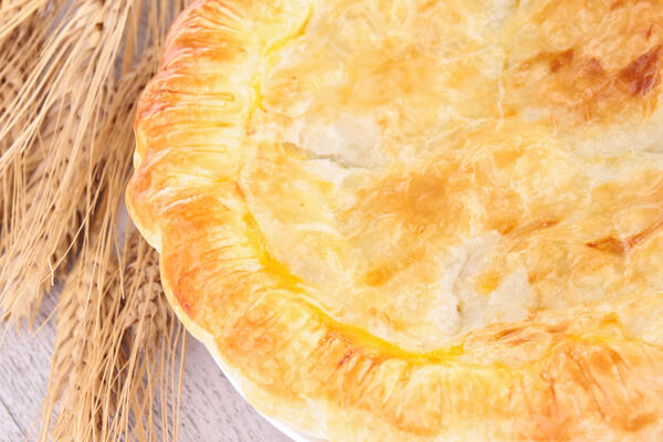 Вкуснятина за мгновения: пирог из лаваша с курицей и луком, который готовится за 10 минут