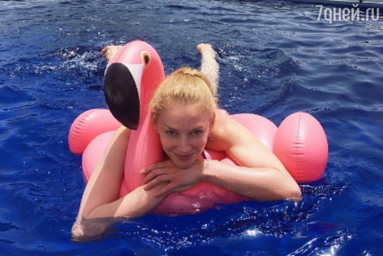 Сияющая звезда Ходченкова Светлана в купальнике без обработки на фотографиях
