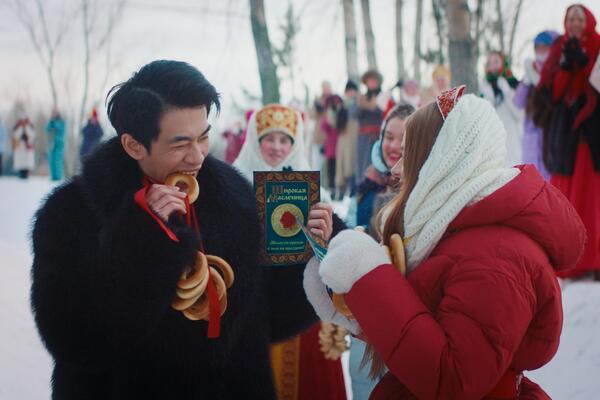Языковой барьер, баня и ярмарка в Сибири: трейлер и дата премьеры комедии «Масленица»