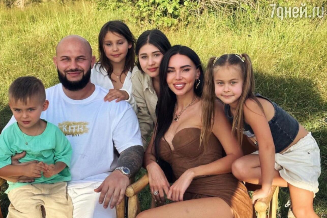 Джиган и Самойлова с детьми 