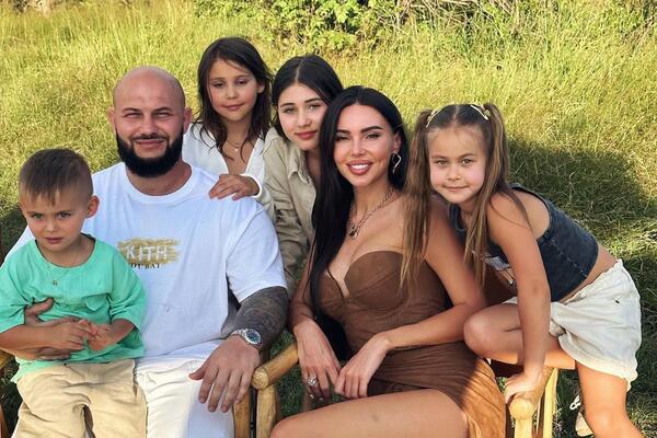 После заседания по разводу Самойлова покинула Россию, оставив детей Джигану