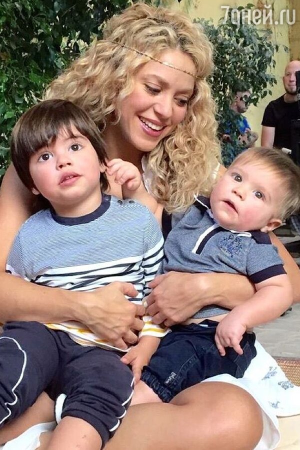 Шакира с сыновьями Миланом и Сашей